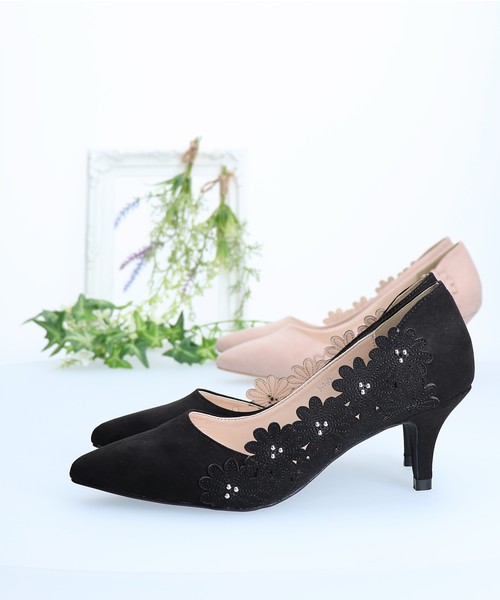 Bridget Birkin(ブリジットバーキン)の「サイドフラワーカットワークパンプス(591008)(パンプス)」|ブラック