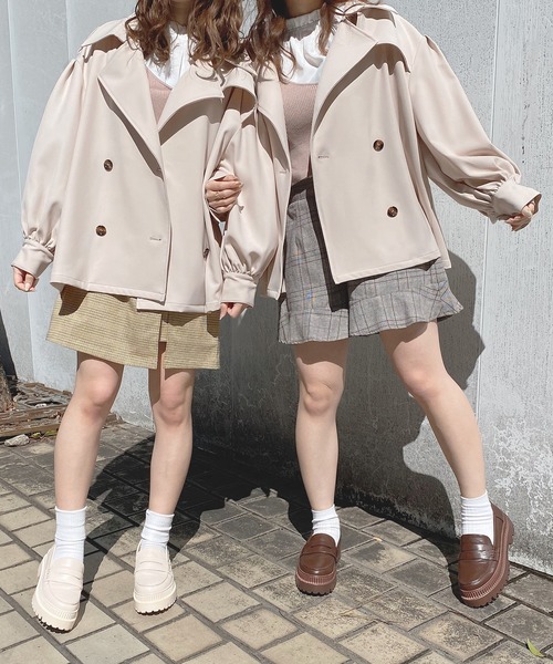 PairPair（ペアペア）の「袖ボリュームゆるショートトレンチ（トレンチコート・レディース・ピンクベージュ/ライトベージュ・FREE）」の2枚目の写真