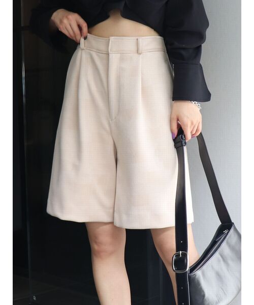 EMODA(エモダ)の「タックウエストハーフパンツ(その他パンツ・レディース・ブラック/ベージュ/グレー/その他・SMALL/MEDIUM)」の1枚目の写真