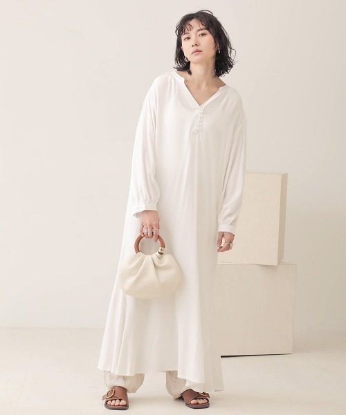 Bab(バブ)の「【WEB限定】ボリュームスリーブシャツワンピース(ワンピース・レディース・オフホワイト/ベージュ/ブラック・38)」の2枚目の写真