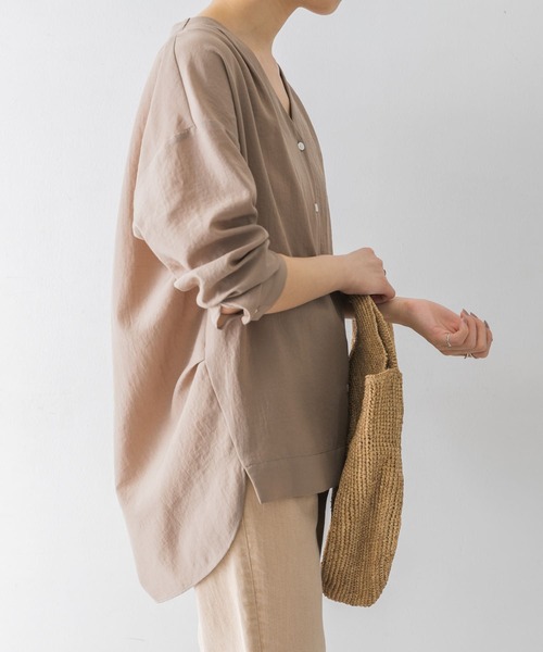 URBAN RESEARCH（アーバンリサーチ）の「Vネックタックシャツ（シャツ/ブラウス・レディース・ライトグレー/オフホワイト/ミント/モカ・FREE）」の5枚目の写真