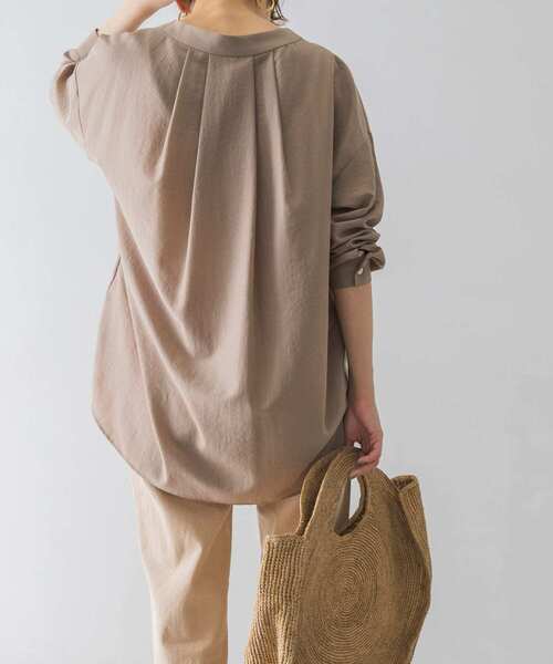 URBAN RESEARCH（アーバンリサーチ）の「Vネックタックシャツ（シャツ/ブラウス・レディース・ライトグレー/オフホワイト/ミント/モカ・FREE）」の7枚目の写真