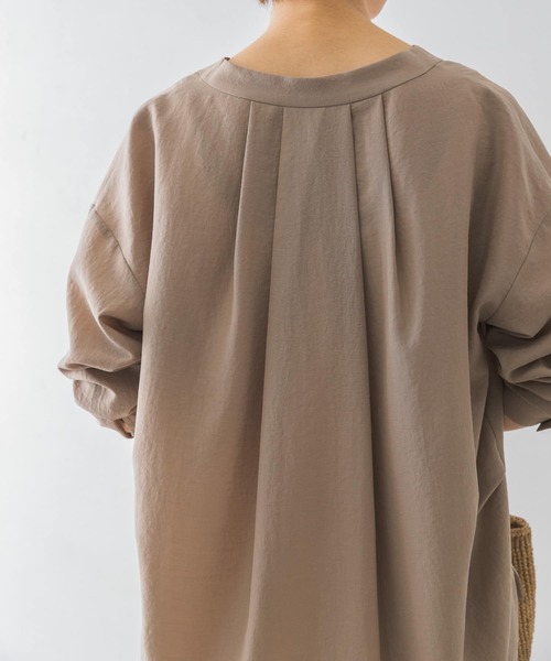 URBAN RESEARCH（アーバンリサーチ）の「Vネックタックシャツ（シャツ/ブラウス・レディース・ライトグレー/オフホワイト/ミント/モカ・FREE）」の8枚目の写真