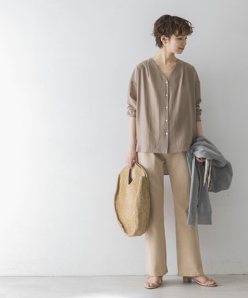 URBAN RESEARCH（アーバンリサーチ）の「Vネックタックシャツ（シャツ/ブラウス・レディース・ライトグレー/オフホワイト/ミント/モカ・FREE）」の9枚目の写真