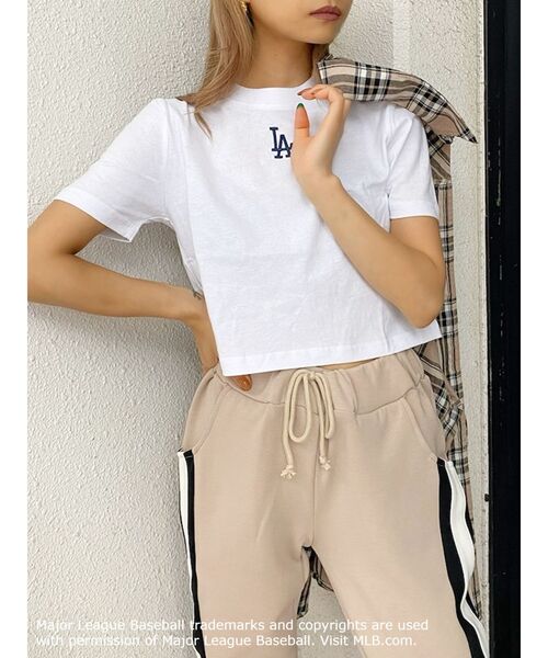 MLB（メジャーリーグベースボール）の「GYDA×MLB ショートTシャツ（Tシャツ/カットソー・レディース・チャコールグレー/オフホワイト/パープル・FREE）」の2枚目の写真