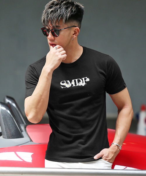 SOMEDIFF(サムディフ)の「【SOMEDIFF】フラワー刺繍ロゴTシャツ 半袖Tシャツ(Tシャツ/カットソー・メンズ・ブラック/ホワイト・L/XXL/M/XL)」の1枚目の写真