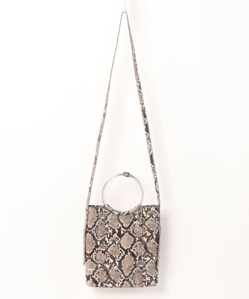 RiNc (リンク)の「【 Pisoraro / ピソラロ 】 ビッグリング フラット ポシェット(ショルダーバッグ・レディース・ブラック/シルバー/グレイッシュベージュ/パイソン・FREE)」の4枚目の写真