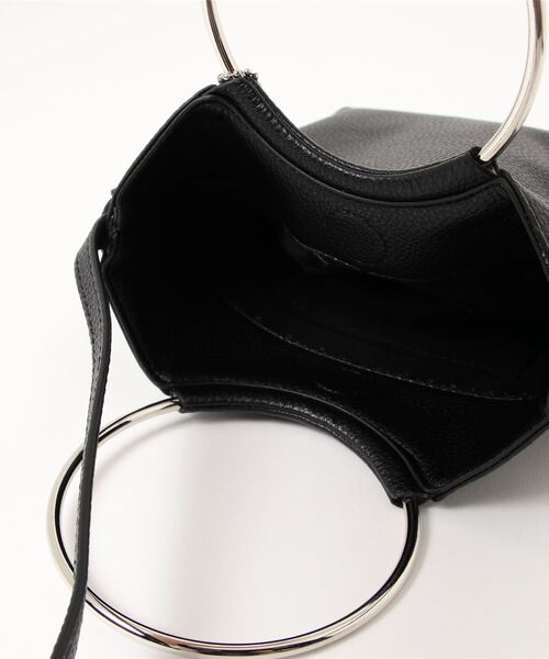 RiNc (リンク)の「【 Pisoraro / ピソラロ 】 ビッグリング フラット ポシェット(ショルダーバッグ・レディース・ブラック/シルバー/グレイッシュベージュ/パイソン・FREE)」の9枚目の写真