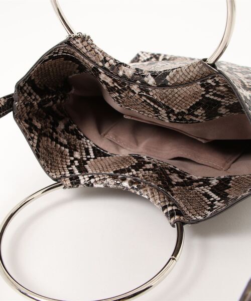 RiNc (リンク)の「【 Pisoraro / ピソラロ 】 ビッグリング フラット ポシェット(ショルダーバッグ・レディース・ブラック/シルバー/グレイッシュベージュ/パイソン・FREE)」の5枚目の写真