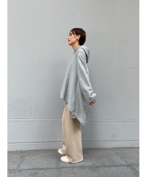 BEARDSLEY（ビアズリー）の「お袖もゆったり　インナーに重ね着もしやすいポンチョパーカー（パーカー・レディース・グレー/カーキ・FREE）」の12枚目の写真