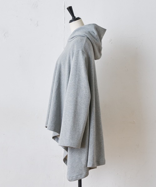 BEARDSLEY（ビアズリー）の「お袖もゆったり　インナーに重ね着もしやすいポンチョパーカー（パーカー・レディース・グレー/カーキ・FREE）」の20枚目の写真