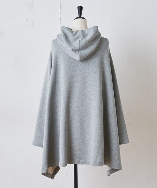 BEARDSLEY（ビアズリー）の「お袖もゆったり　インナーに重ね着もしやすいポンチョパーカー（パーカー・レディース・グレー/カーキ・FREE）」の19枚目の写真