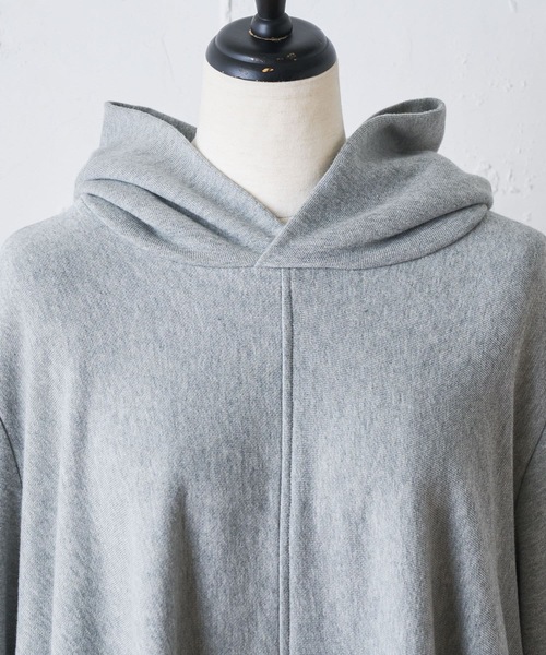 BEARDSLEY（ビアズリー）の「お袖もゆったり　インナーに重ね着もしやすいポンチョパーカー（パーカー・レディース・グレー/カーキ・FREE）」の18枚目の写真