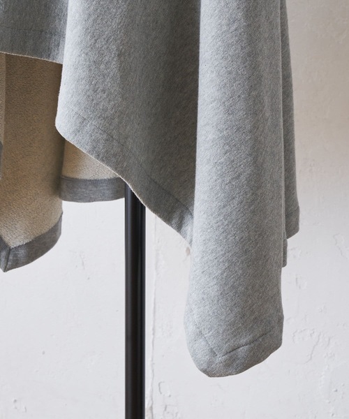 BEARDSLEY（ビアズリー）の「お袖もゆったり　インナーに重ね着もしやすいポンチョパーカー（パーカー・レディース・グレー/カーキ・FREE）」の17枚目の写真