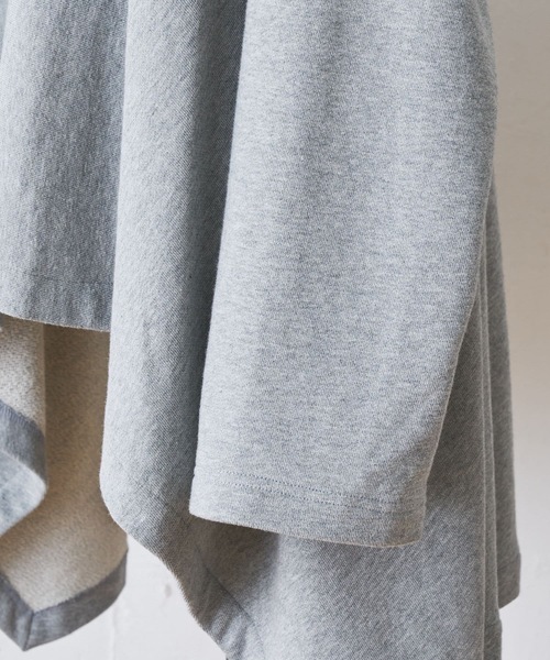 BEARDSLEY（ビアズリー）の「お袖もゆったり　インナーに重ね着もしやすいポンチョパーカー（パーカー・レディース・グレー/カーキ・FREE）」の16枚目の写真