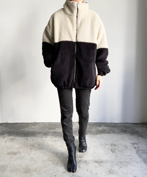 COMMON WARE(コモンウェアー)の「COMMONWARE:ビッグサイズスタンド ボアフリース ブルゾン(ミリタリージャケット・レディース・ブラック×ホワイト/ブラック×ブラック/ベージュ×ブラック・L/M/XL)」の2枚目の写真