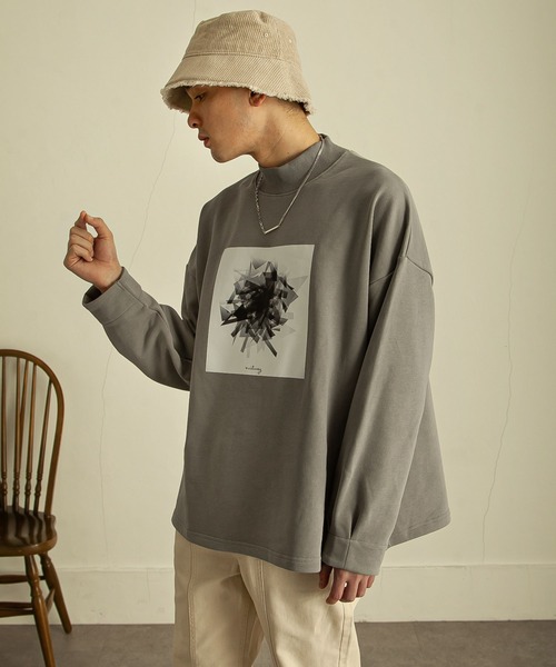 NILWAY（ニルウェイ）の「モードグラフィックオーバーサイズハイネックスウェット（スウェット・メンズ・ライトグレー系/ライトグレー系1/グレー系/グレー系1/ブルー系/ブルー系1・MEDIUM/LARGE）」の2枚目の写真