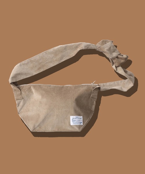 YUYA × BeAMS DOT（ユウヤバイビームスドット）の「YUYA × BeAMS DOT / タスキ ショルダーバッグ（ショルダーバッグ・メンズ・ナチュラル/チャコールグレー/ベージュ/ダークブラウン・FREE）」の17枚目の写真