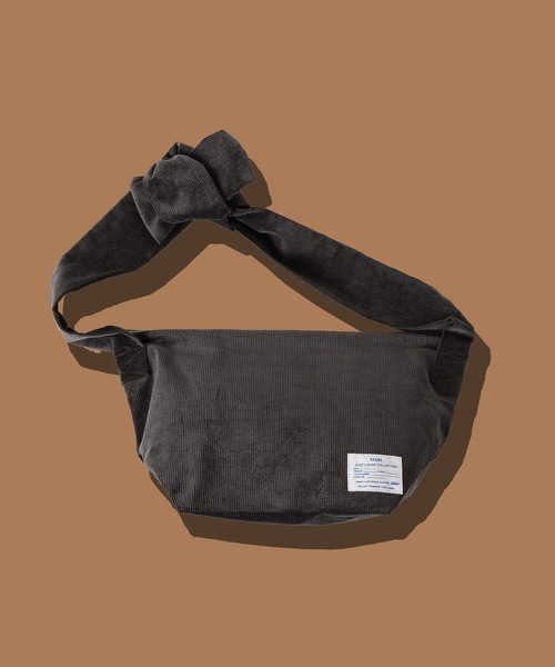 YUYA × BeAMS DOT（ユウヤバイビームスドット）の「YUYA × BeAMS DOT / タスキ ショルダーバッグ（ショルダーバッグ・メンズ・ナチュラル/チャコールグレー/ベージュ/ダークブラウン・FREE）」の18枚目の写真