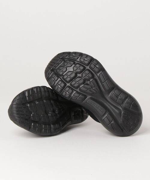 UNDER ARMOUR(アンダーアーマー)の「UAサージ3 AC(ランニング/キッズ/ボーイズ)(スニーカー・キッズ・ブラック/ブラック×ブラック・19.0cm/18.5cm/17.5cm/20.0cm/21.5cm/18.0cm/17.0cm/21.0cm/19.5cm/20.5cm/16.5cm/22.0cm)」の3枚目の写真