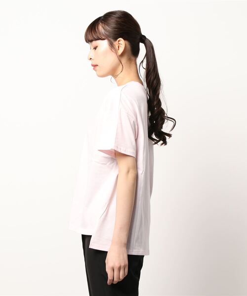 natural couture（ナチュラルクチュール）の「1着は持っていたい旬アイテム ちょいゆる刺繍ロゴＴ（Tシャツ/カットソー・レディース・グレー/オフホワイト/サックスブルー/ブラック/ピンク・FREE）」の6枚目の写真