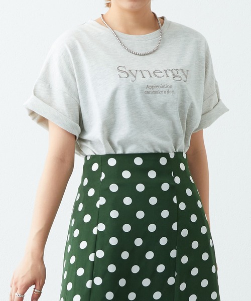 natural couture（ナチュラルクチュール）の「1着は持っていたい旬アイテム ちょいゆる刺繍ロゴＴ（Tシャツ/カットソー・レディース・グレー/オフホワイト/サックスブルー/ブラック/ピンク・FREE）」の3枚目の写真