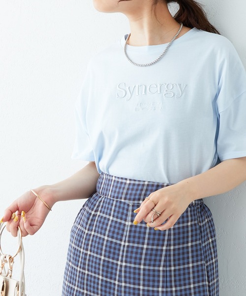 natural couture（ナチュラルクチュール）の「1着は持っていたい旬アイテム ちょいゆる刺繍ロゴＴ（Tシャツ/カットソー・レディース・グレー/オフホワイト/サックスブルー/ブラック/ピンク・FREE）」の4枚目の写真