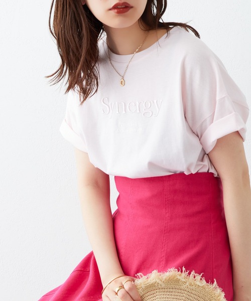 natural couture（ナチュラルクチュール）の「1着は持っていたい旬アイテム ちょいゆる刺繍ロゴＴ（Tシャツ/カットソー・レディース・グレー/オフホワイト/サックスブルー/ブラック/ピンク・FREE）」の5枚目の写真