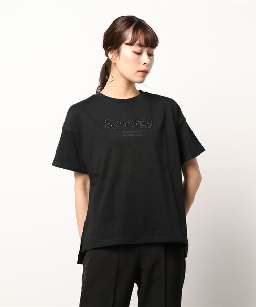 natural couture（ナチュラルクチュール）の「1着は持っていたい旬アイテム ちょいゆる刺繍ロゴＴ（Tシャツ/カットソー・レディース・グレー/オフホワイト/サックスブルー/ブラック/ピンク・FREE）」の10枚目の写真