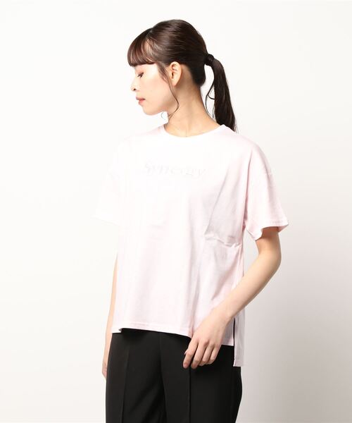 natural couture（ナチュラルクチュール）の「1着は持っていたい旬アイテム ちょいゆる刺繍ロゴＴ（Tシャツ/カットソー・レディース・グレー/オフホワイト/サックスブルー/ブラック/ピンク・FREE）」の8枚目の写真