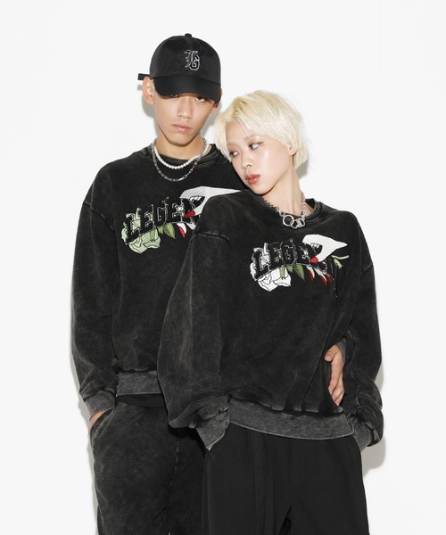 LEGENDA（レジェンダ）の「レジェンダ アシッドウォッシュ ローズ ホールディング スウェットシャツ / LEGENDA Acid-Wash Rose Holding Sweatshirt（スウェット・メンズ・ブラック×ホワイト/ブラック×パープル/ブラック×グリーン/ブラック×ブルー・FREE）」の11枚目の写真