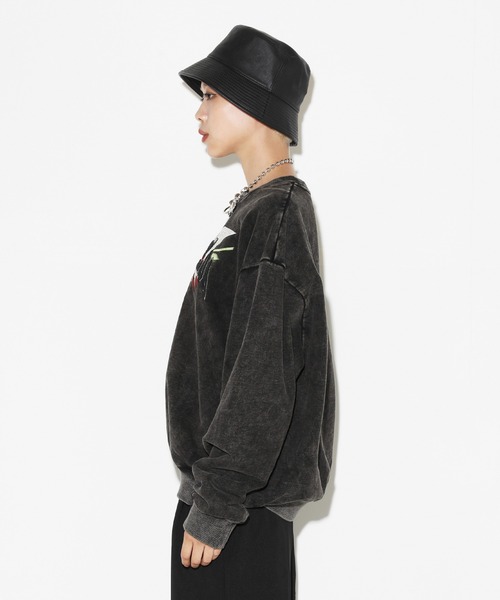 LEGENDA（レジェンダ）の「レジェンダ アシッドウォッシュ ローズ ホールディング スウェットシャツ / LEGENDA Acid-Wash Rose Holding Sweatshirt（スウェット・メンズ・ブラック×ホワイト/ブラック×パープル/ブラック×グリーン/ブラック×ブルー・FREE）」の14枚目の写真