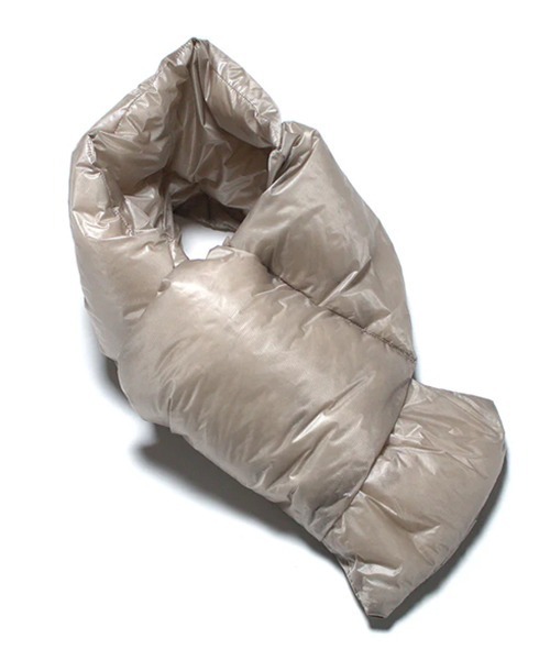 NANGA（ナンガ）の「NANGA/ナンガ POTABLE LIGHT DOWN MUFFLER(UNISEX) ダウンマフラー（マフラー・メンズ・ブラック/ベージュ/ネイビー/ブラウン/カーキ・FREE）」の4枚目の写真