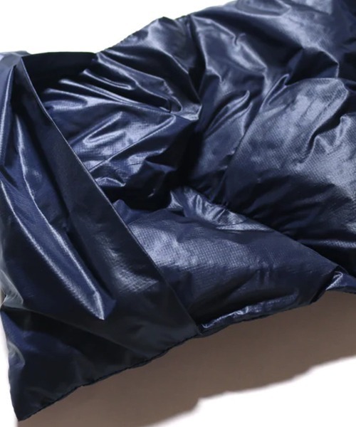 NANGA（ナンガ）の「NANGA/ナンガ POTABLE LIGHT DOWN MUFFLER(UNISEX) ダウンマフラー（マフラー・メンズ・ブラック/ベージュ/ネイビー/ブラウン/カーキ・FREE）」の7枚目の写真