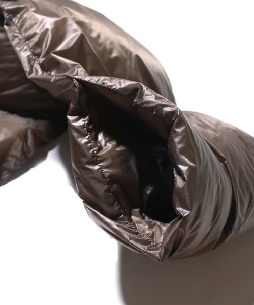 NANGA（ナンガ）の「NANGA/ナンガ POTABLE LIGHT DOWN MUFFLER(UNISEX) ダウンマフラー（マフラー・メンズ・ブラック/ベージュ/ネイビー/ブラウン/カーキ・FREE）」の8枚目の写真