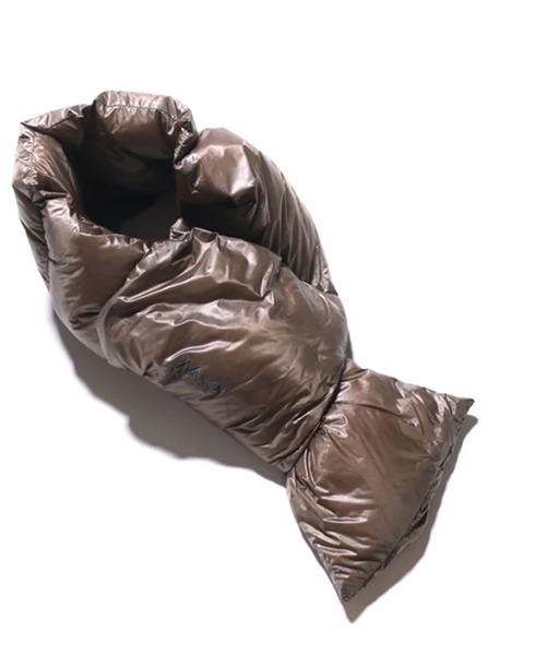 NANGA（ナンガ）の「NANGA/ナンガ POTABLE LIGHT DOWN MUFFLER(UNISEX) ダウンマフラー（マフラー・メンズ・ブラック/ベージュ/ネイビー/ブラウン/カーキ・FREE）」の12枚目の写真
