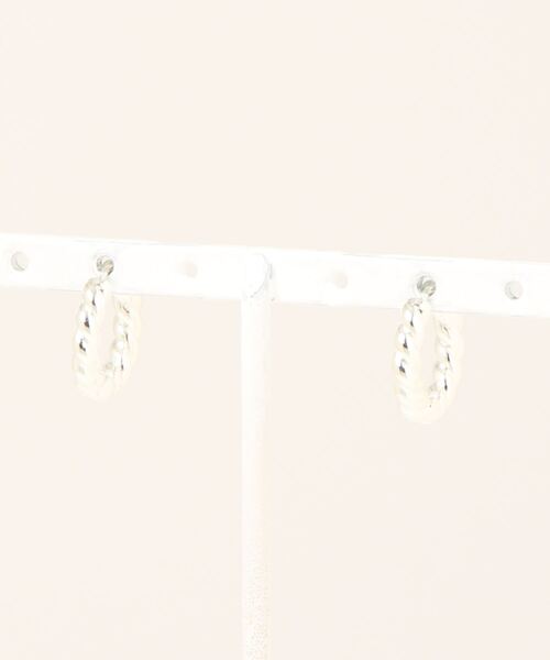ADAM ET ROPE'(アダムエロペ)の「【LES BIJOUX】ツイストラインフープピアス(ピアス(両耳用)・レディース・シルバー/ゴールド・FREE)」の3枚目の写真