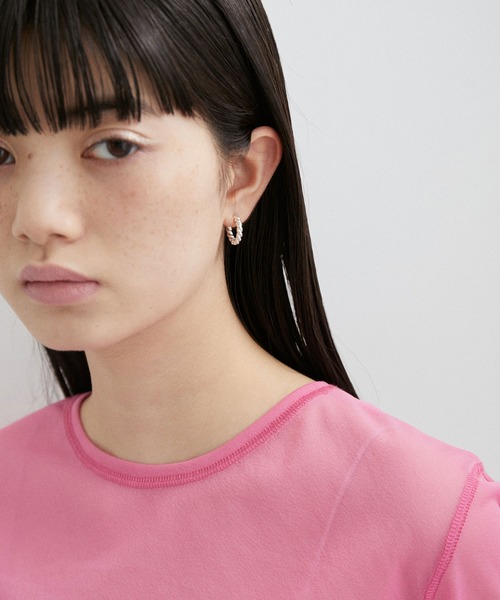 ADAM ET ROPE'(アダムエロペ)の「【LES BIJOUX】ツイストラインフープピアス(ピアス(両耳用)・レディース・シルバー/ゴールド・FREE)」の2枚目の写真