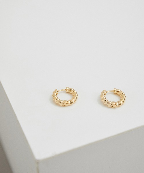 ADAM ET ROPE'(アダムエロペ)の「【LES BIJOUX】ツイストラインフープピアス(ピアス(両耳用)・レディース・シルバー/ゴールド・FREE)」の1枚目の写真