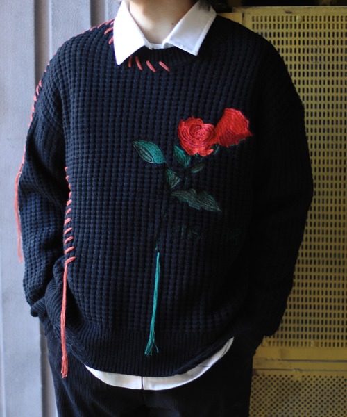 HOOK(フック)の「HOOK -original- ワッフル編み手縫いステッチバラ刺繍ニット風スウェット(スウェット・メンズ・ライトベージュ/ブラック・M/L/XL)」の2枚目の写真