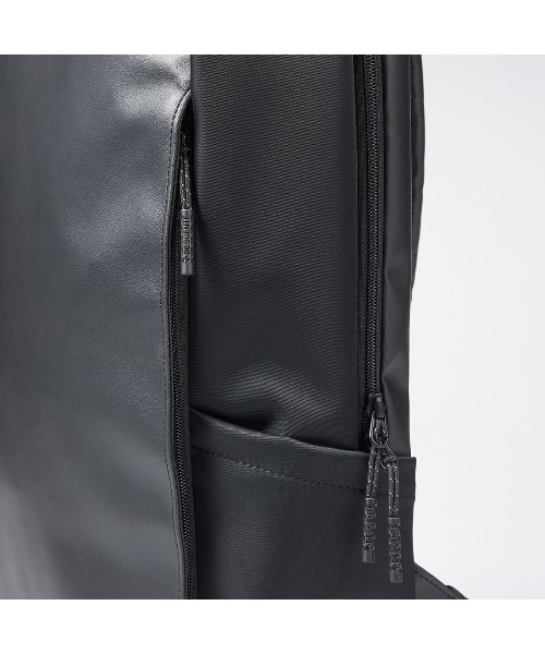 DESCENTE(デサント)の「エアロストリームバックパック ソリッドタイプ(容量約15L)(バックパック/リュック・メンズ・ブラック・FREE)」の5枚目の写真