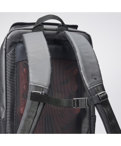 DESCENTE(デサント)の「エアロストリームバックパック ソリッドタイプ(容量約15L)(バックパック/リュック・メンズ・ブラック・FREE)」の9枚目の写真