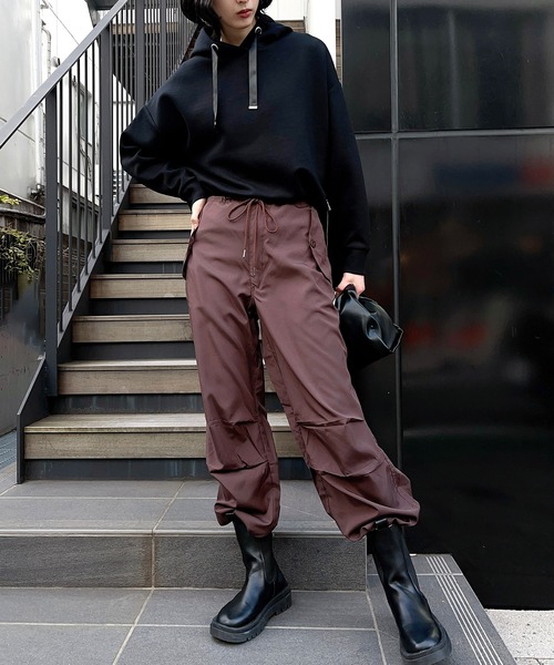 ナイトクラブ オレンジ ドローストリング ワークパンツ カーゴパンツ ドローストリング サテンカーゴパンツ（2238291）｜BARNEYS NEW