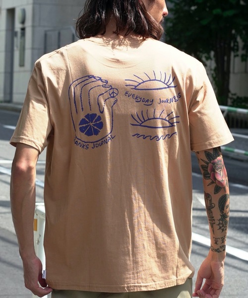 BANKS(バンクス)の「DESIGN TEE/BANKS(バンクス)半袖Tシャツ(Tシャツ/カットソー・メンズ・ダークベージュ/ブラウン/オフホワイト・MEDIUM/LARGE/X-LARGE)」の1枚目の写真