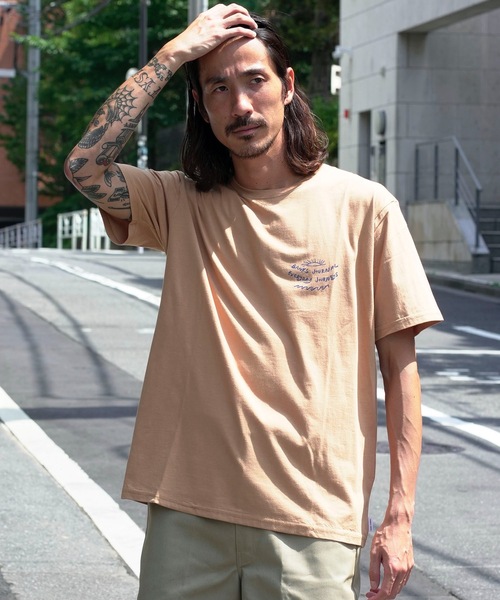 BANKS(バンクス)の「DESIGN TEE/BANKS(バンクス)半袖Tシャツ(Tシャツ/カットソー・メンズ・ダークベージュ/ブラウン/オフホワイト・MEDIUM/LARGE/X-LARGE)」の4枚目の写真