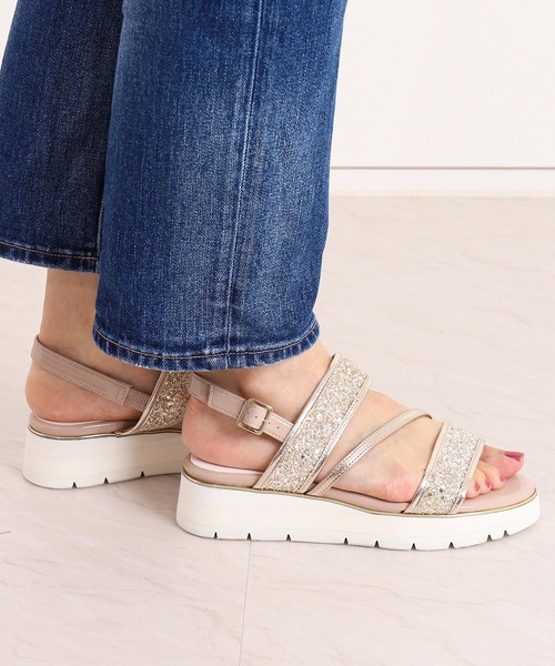 artemis by DIANA（アルテミスバイダイアナ）の「グリッターストラップ厚底ウェッジサンダル（サンダル・レディース・ゴールド/ブラック/シルバー・S/M/L/XL）」の6枚目の写真