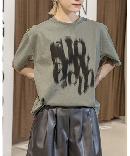 SLOWACID（スローアシッド）の「【UNISEX】SLOW ACID／BLURRY LOGO T 2908779（Tシャツ/カットソー・レディース・ブラック/カーキ/ホワイト/ピンク・SMALL/MEDIUM/LARGE）」の19枚目の写真