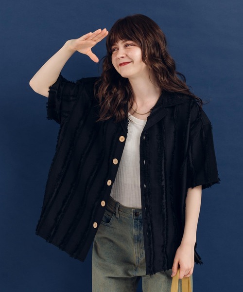 MUHET（ミュエータ）の「フリンジストライプシャツ（シャツ/ブラウス・レディース・ブラック/カーキ/ライトベージュ・MEDIUM/X-LARGE）」の2枚目の写真