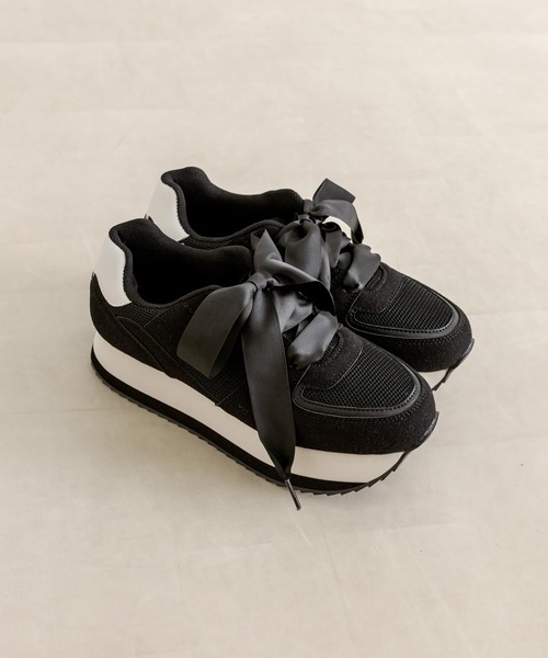 OLIVE des OLIVE（オリーブデオリーブ）の「配色ソールリボンスニーカー　1032130060（スニーカー・レディース・ホワイト/ブラック/ピンク・SMALL/MEDIUM/LARGE）」の2枚目の写真