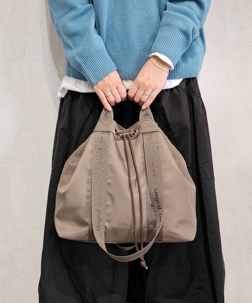 Ungrid（アングリッド）の「【Ungrid/アングリッド】ナイロン ロゴテープ　牛革ハンドル　2WAY 巾着トートバッグ（トートバッグ・レディース・グレイッシュベージュ/ブラック/ブラック系その他/ベージュ/アイボリー・FREE）」の6枚目の写真
